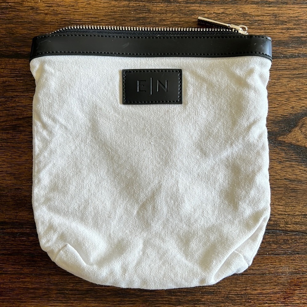 expressions NYC small zipper bag, NWOT